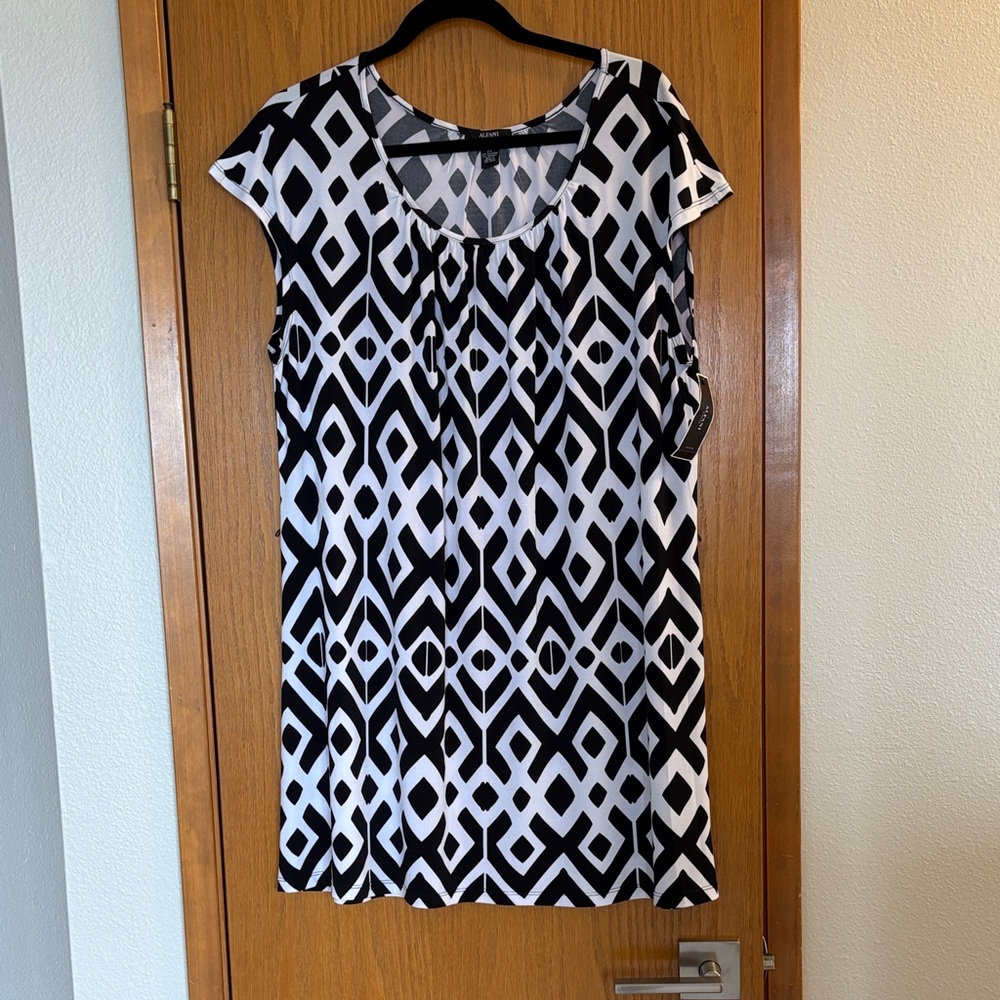 NWT Alfani Black and White Pattern Tunic